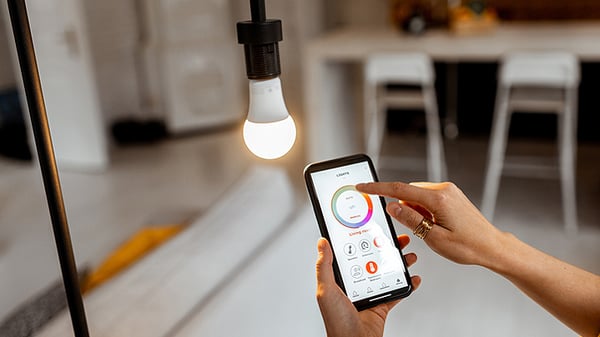 Cómo funcionan las luces inteligentes para el hogar? Probamos los focos  inteligentes de Philips, Domótica, Dispositivos inteligentes, TECNOLOGIA